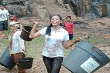Datangi Kampung Sentak...