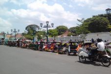 Ratusan Bentor Menginap...
