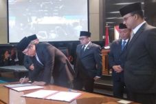 P-APBD DKI 2018 Disahkan...