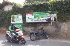 Jadi Caleg, Spanduk...