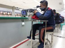 Atlet Menembak Targetkan...