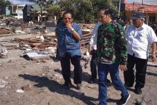 Jokowi Pakai Jaket TNI...