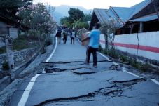 Bantu Indonesia, Inggris...