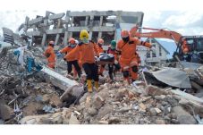 Jadi Korban Gempa, 2...