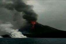Walau Terus Erupsi Ketinggian...
