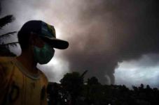 Gunung Soputan Erupsi,...