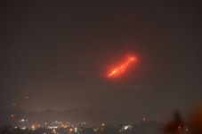 Gunung Soputan Keluarkan...