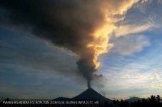 Gunung Soputan Masih...