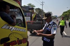 Ratusan Kendaraan Angkutan...
