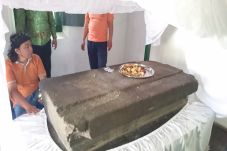 Gilanglipuro, Singgasana...