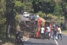 Bus Terguling, Renggut...
