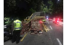 Tak Kuat Nanjak, Truk...