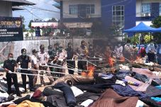 Bea Cukai Entikong Bakar...
