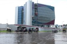 Diguyur Hujan, Jalan...