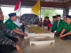 Di Depan Makam Proklamator,...