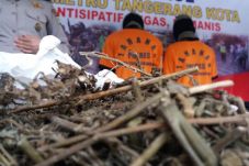 Asyik Isap Ganja, Pemuda...
