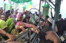 Ngalap Berkah, Ribuan...