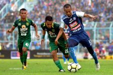 Arema FC Dihukum Bertanding...