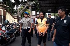 Minta Upeti ke Warung-warung,...