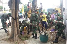 Prajurit TNI Bersihkan...