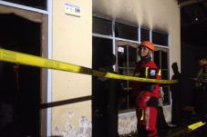 Rumah Terbakar, Ibu...