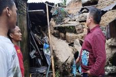 Curah Hujan Deras Akibatkan...