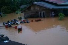 Terisolir Akibat Banjir,...