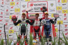 Pembalap Honda Rebut...