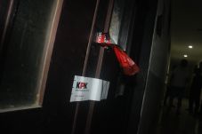 Kantor Anak Buahnya...