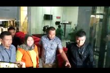 Mengenakan Rompi Oranye,...
