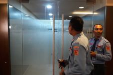 Peluru Juga Tembus Ruangan...