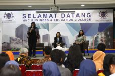 Mahasiswa MNC College...
