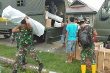 TNI Dirikan 100 Tenda...