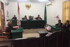 Beri Keterangan Palsu...