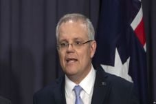 Australia Pertimbangkan...