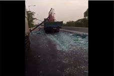Dua Truk Kecelakaan,...
