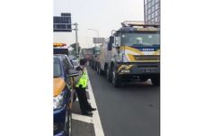 Truk Trailer Mogok di...