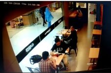 Asyik Makan, Laptop...