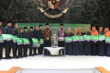 Juara Umum, Anies Serahkan...