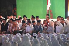 Puluhan Ribu Santri...