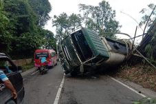 Truk Tangki Tabrak Tiang...