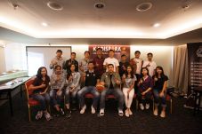18 Tim Berebut Piala...