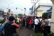 Bawa Sajam, Warga Arak...