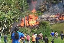 Api Ratakan Rumah dan...