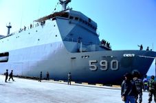 KRI Makassar 590 Angkut...