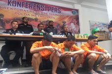 Polisi Buru Jaringan...