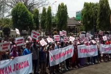Ratusan Warga Plumbon...