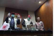 Suap Bupati Cirebon,...
