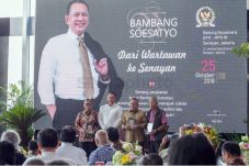 Luncurkan Buku, Ketua...
