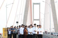 Gratiskan Tol Suramadu,...
